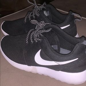 Women’s Nike roshes